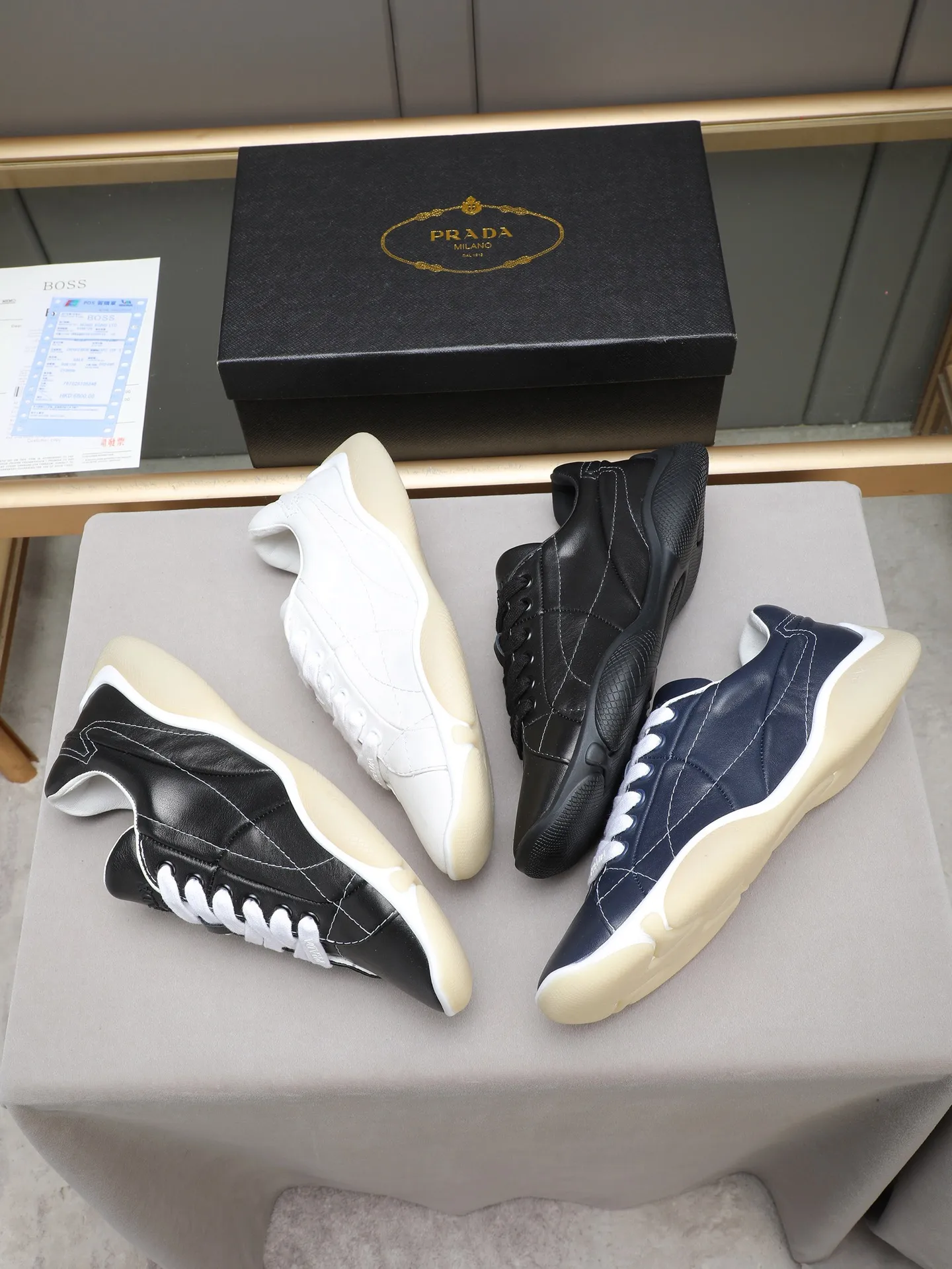 Men's Men's Shoes 💰700 Prada/Prada 1:1 men's casual shoes combine comfort with sophisticated and innovative design. The latest model features a sporty silhouette with visible topstitching that echoes the dynamic lines of the original. Inspired by driving shoes, this sneaker uses a soft and even cow upper, with a light and flexible rubber sole with a concave and convex pattern pattern, giving the sneaker a light appearance and smoothness. The upper is equipped with sports-style stitching, the tongue and laces are injection molded with Epoxy logo, sheep lining and cow foot pads, TPU ultra-light outsole, the upper foot is soft and comfortable, light and breathable! Code:38-39-40-41-42-43-44 (45 customized)